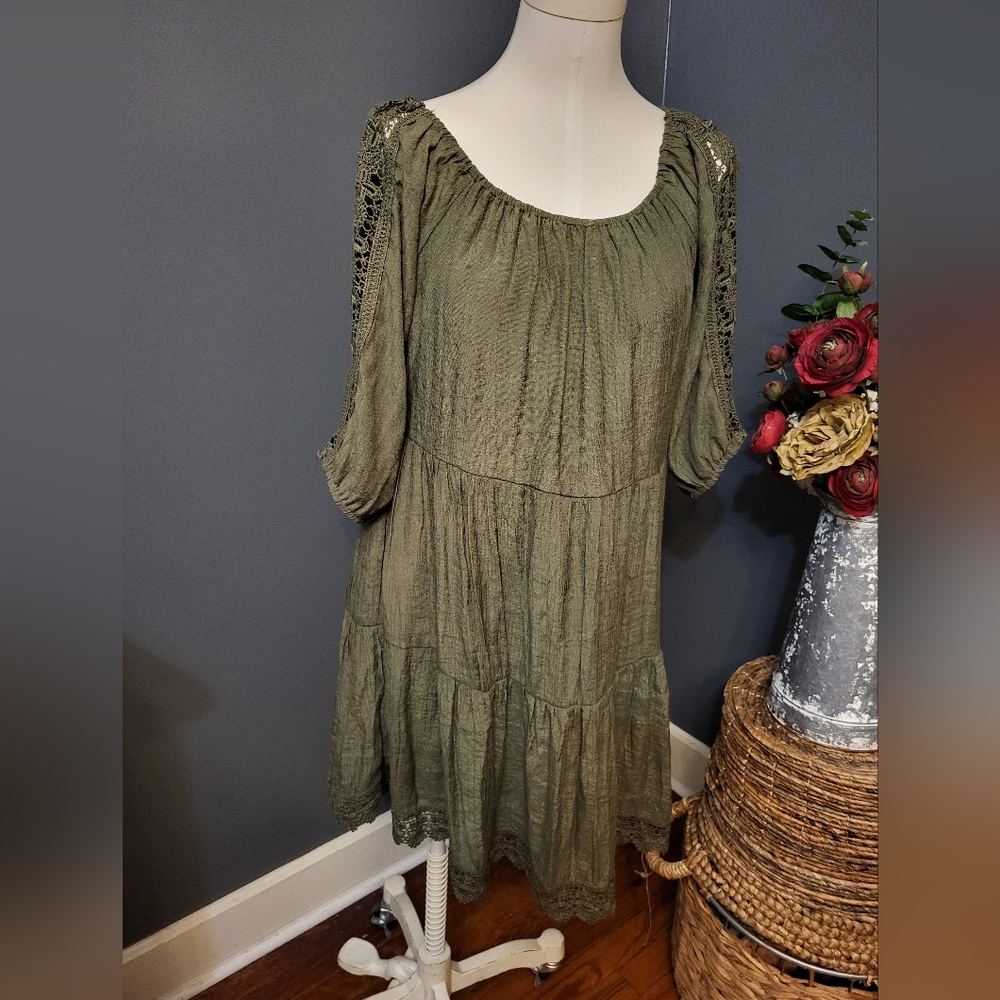 Cameo green short dress with beautiful sleeves size large.